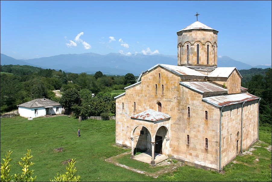 მოქვის ღვთისმშობლის საკათედრო ტაძარი X საუკუნე სოფ.მოქვი ოჩამჩირე აფხაზეთი