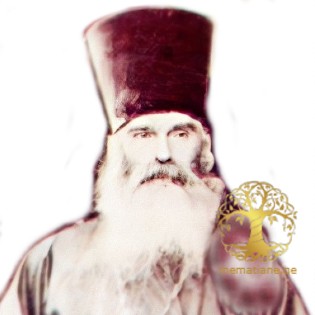 ფოტოს ღწერვა დეკანოზი სპირიდონ ნიკოლოზის ძე ფანცხავა მეუღლესთან და შვილებთან ერთად 